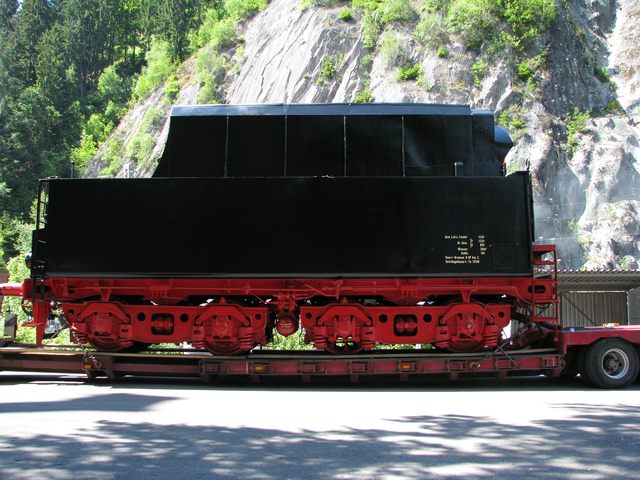 110709kl-dampflokdenkmal-rtr84-tender-tieflader.jpg