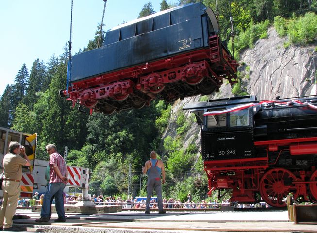 110709kl-dampflokdenkmal-rtr90-2.jpg