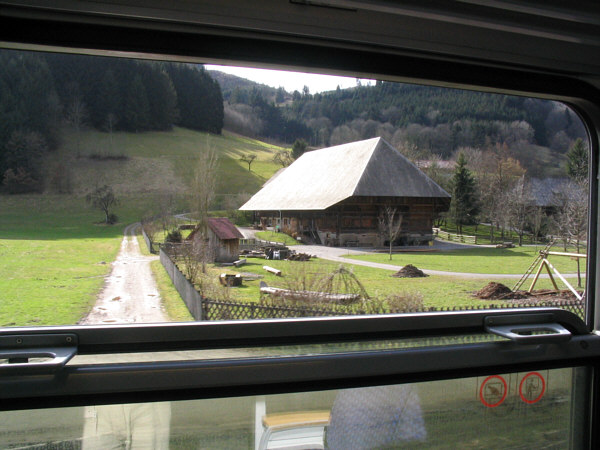 schwarzwaldbahn-vogtsbauernhof-060326p1.jpg
