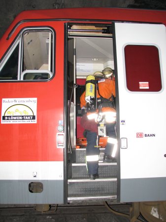 100508e7-01h34-erster-trupp-eindringen-in-zug.jpg