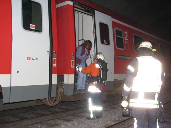 100508f1-01h37-bergen-leichtverletzter-aus-zug.jpg