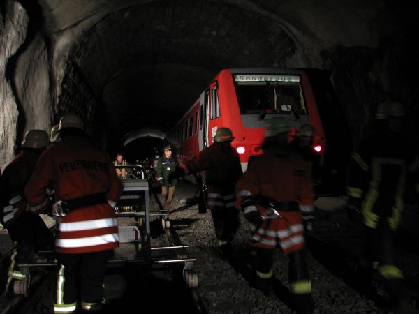 100508k1-01h59-verletzte-abtransportieren.jpg