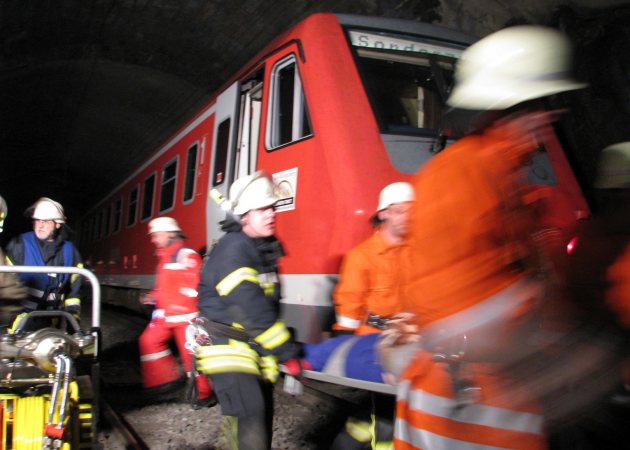 100508o7-02h02-transport-schwerverletzter.jpg