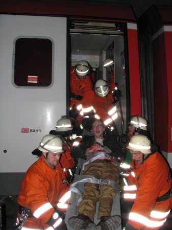 100508p1-02h06-bergung-schwerverletzter.jpg