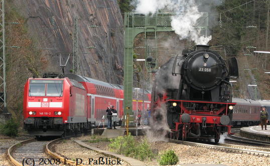 Dampfsonderzug mit 23058 wird vom Regelzug IRE 4711 in Triberg &uuml;berholt